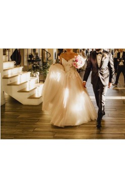 Piękna suknia w typie księżniczki w kolorze powder rose