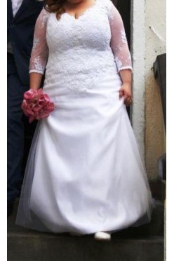 Piękna koronkowa suknia ślubna