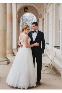 Suknia ślubna z elementami koronki