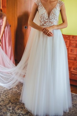 delikatna suknia ślubna gratis długi welon