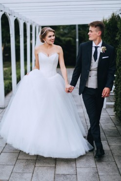 Przepiękna suknia o kroju księżniczki - Viola Piekut