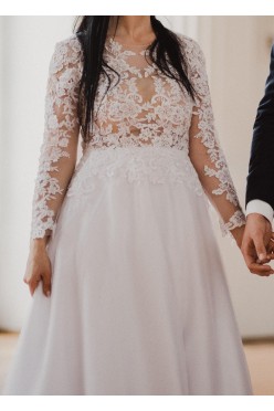 Suknia koronkowa z długim rękawem