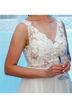 Śmietankowa suknia z kwiatkami