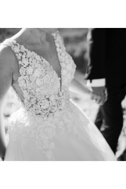 Suknia ślubna z koronką i odkrytymi plecami r. 34/36