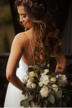 Delikatna, zwiewna suknia z odkrytymi plecami XS