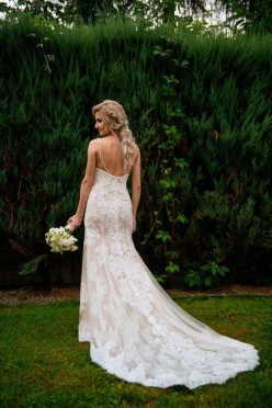 Stylowa Suknia Ślubna - Koronka