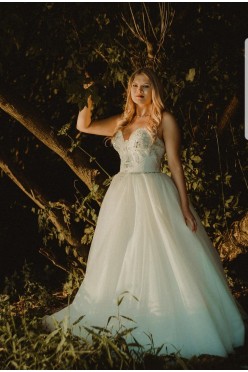 Piękna suknia ze zdobionym gorsetem