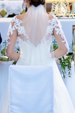 Piękna suknia, koronkowy gorset i rękawy