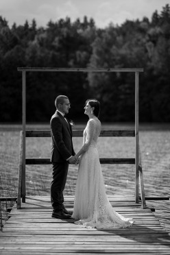 Koronkowa suknia odkryte plecy tren wyszywana rustykalna