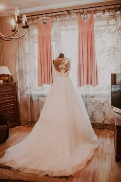 Piękna suknia z trenem