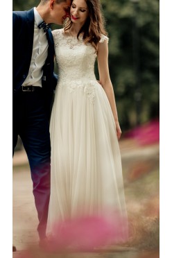 Delikatna suknia ślubna