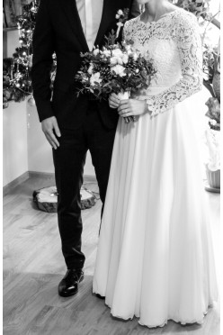 Piękna muślinowa suknia ślubna z długim rękawem