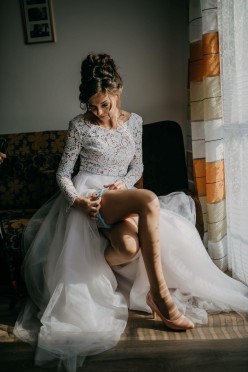 Suknia ślubna z długim rękawem i rozporkiem