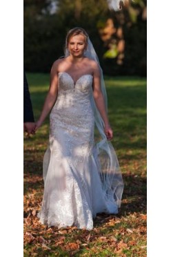 Suknia ślubna Essense of Australia D2424 + gratisy