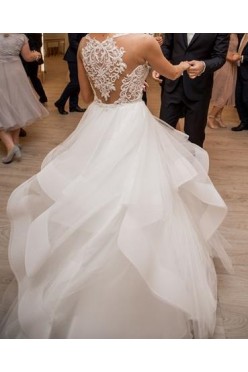 Suknia princessa z falbanami, koronka ze zdobieniami