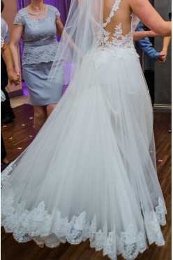 Sprzedam suknię na wysoką osobę