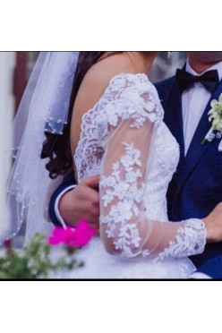 Przepiękna koronkowa suknia ślubna z długim rękawem