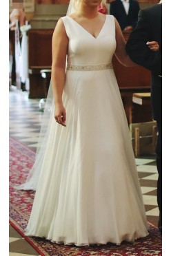 Piękna muślinowa suknia w literę A z ozdobnym pasem.