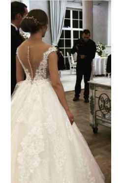 Suknia ślubna koronkowa z długim trenem