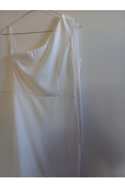 Suknia klasyczna rybka na jedno ramię z fredzlami