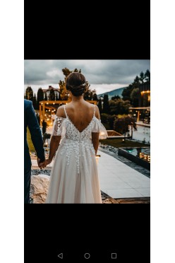 Suknia ślubna na ramiączkach z falbankami