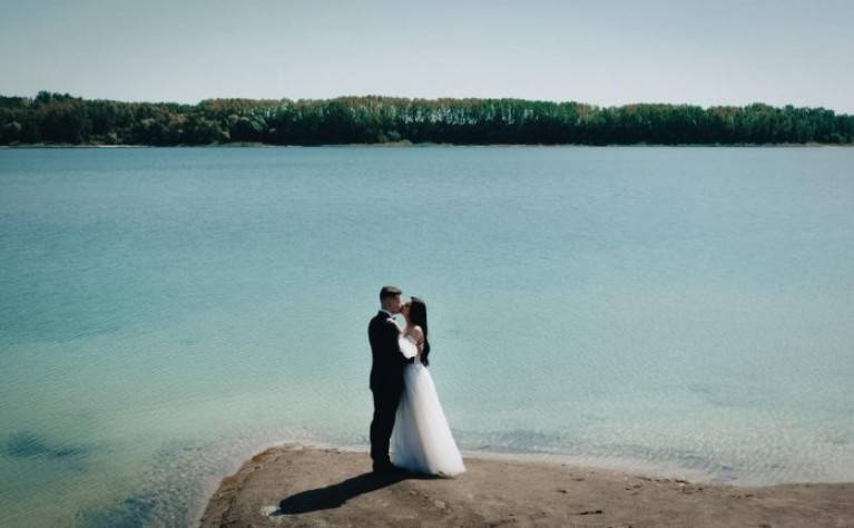 Ślub z plenerem nad turkusowym jeziorem ,  Klatka po Klatce Studio Filmowe