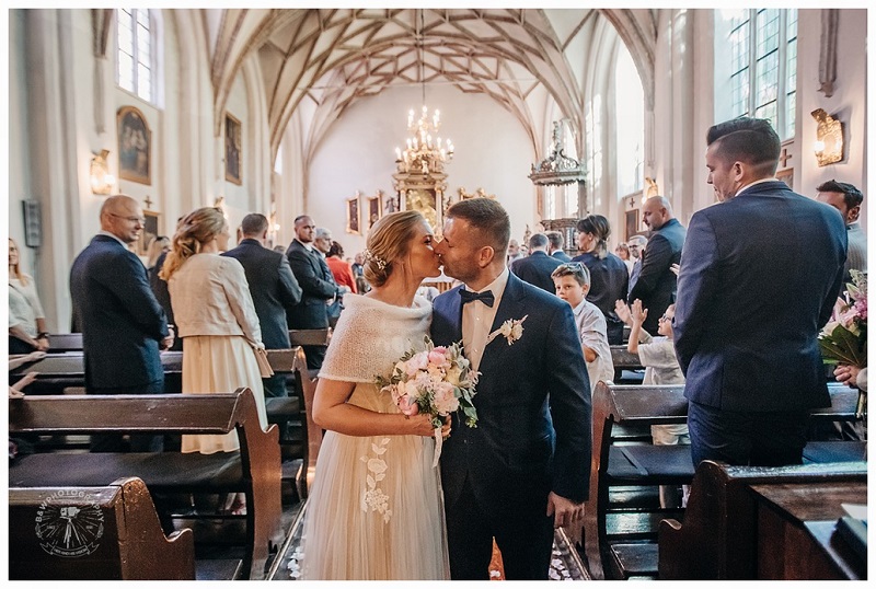 жених и невеста выходят из церкви, slubnaglowie.pl
