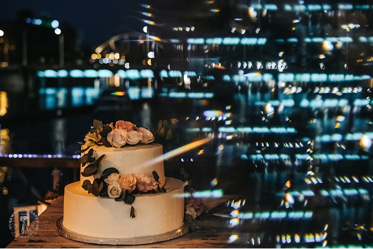 свадебный торт с цветами, обручальные кольца