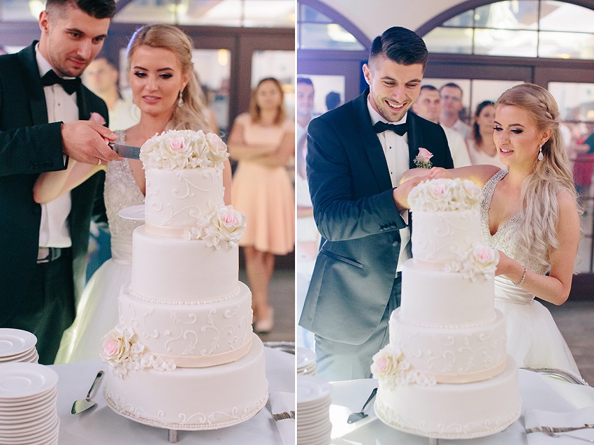 белый свадебный торт с цветами, обручальные кольца