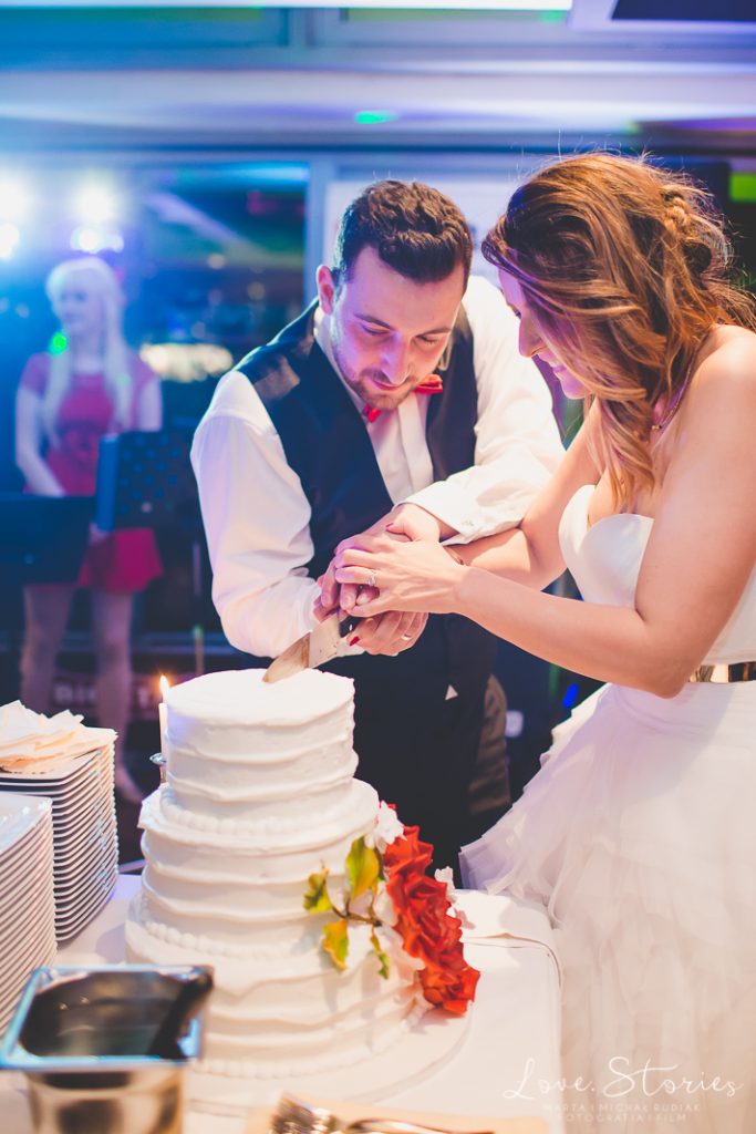 разрезание свадебного торта