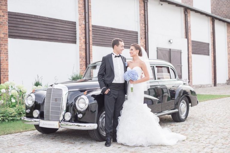 oldtimer na ślub, para młoda, czarne klasyczne auto na wesele 
