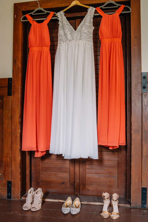 pomarańczowe suknie druhen 