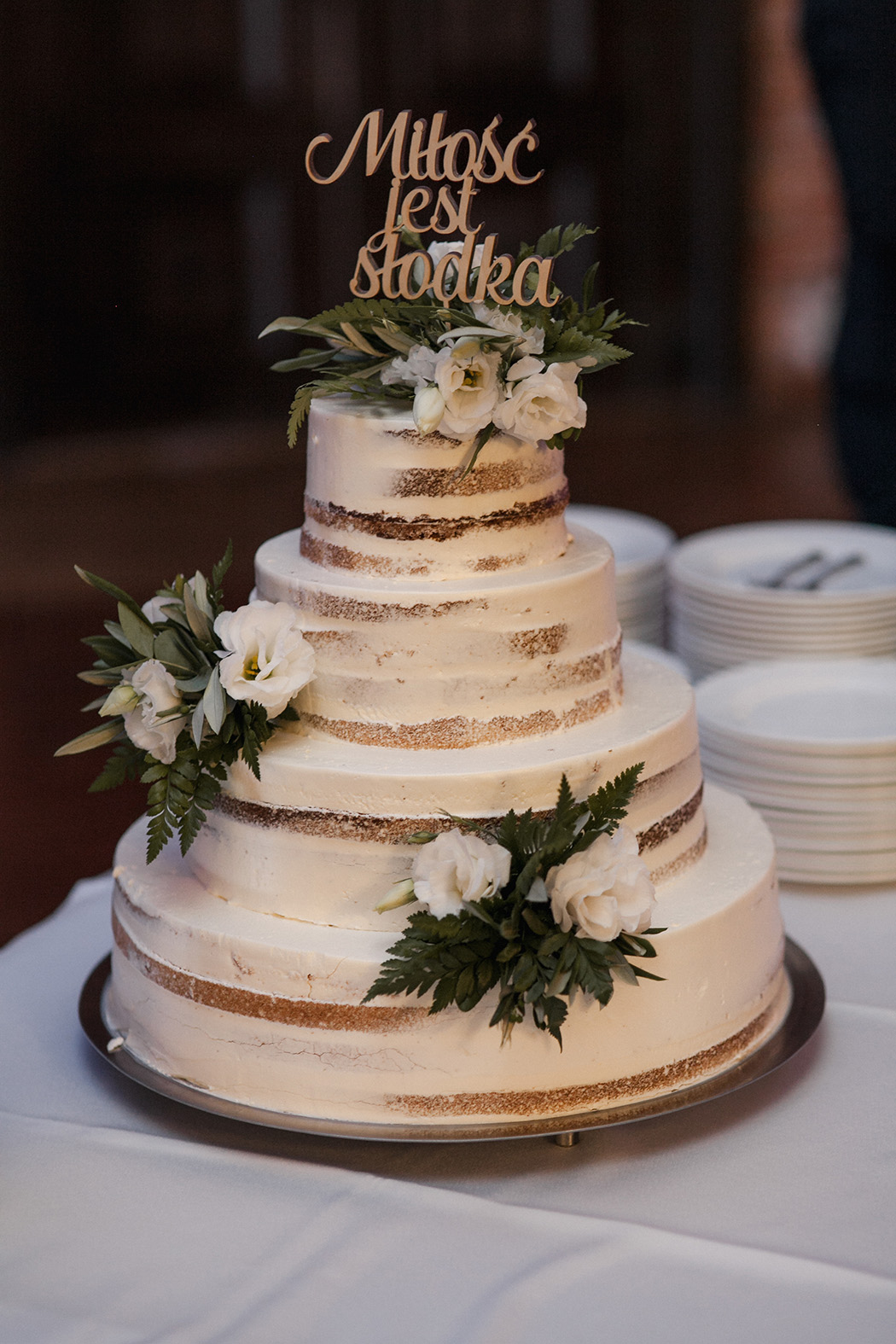 rustykalny tort ślubny z kwiatami, brąz, biały, złoto