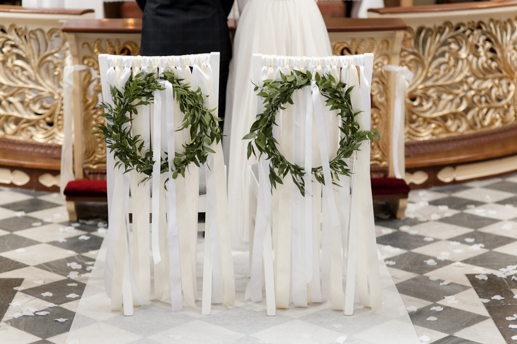 dekoracje krzeseł ślubnych w kościele 