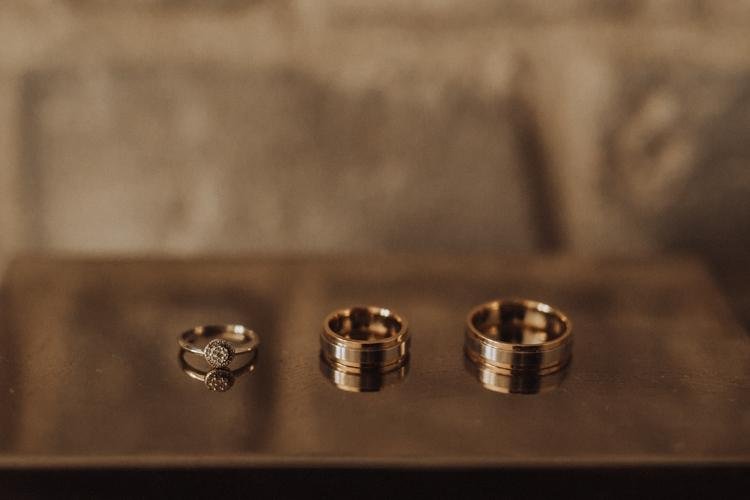 złote obrączki ślubne pierścionek zaręczynowy
