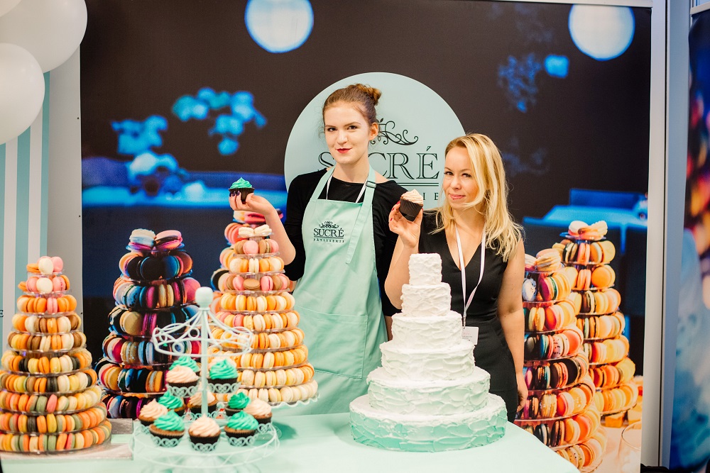 tort babeczkowy macarons Sucre tort ślubny piętrowy