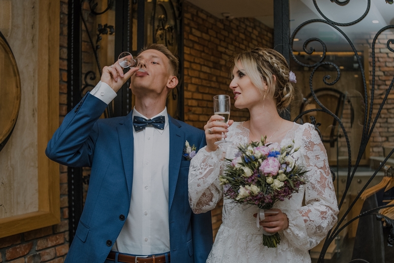 slow wedding para  młoda pije szampana slubnaglowie