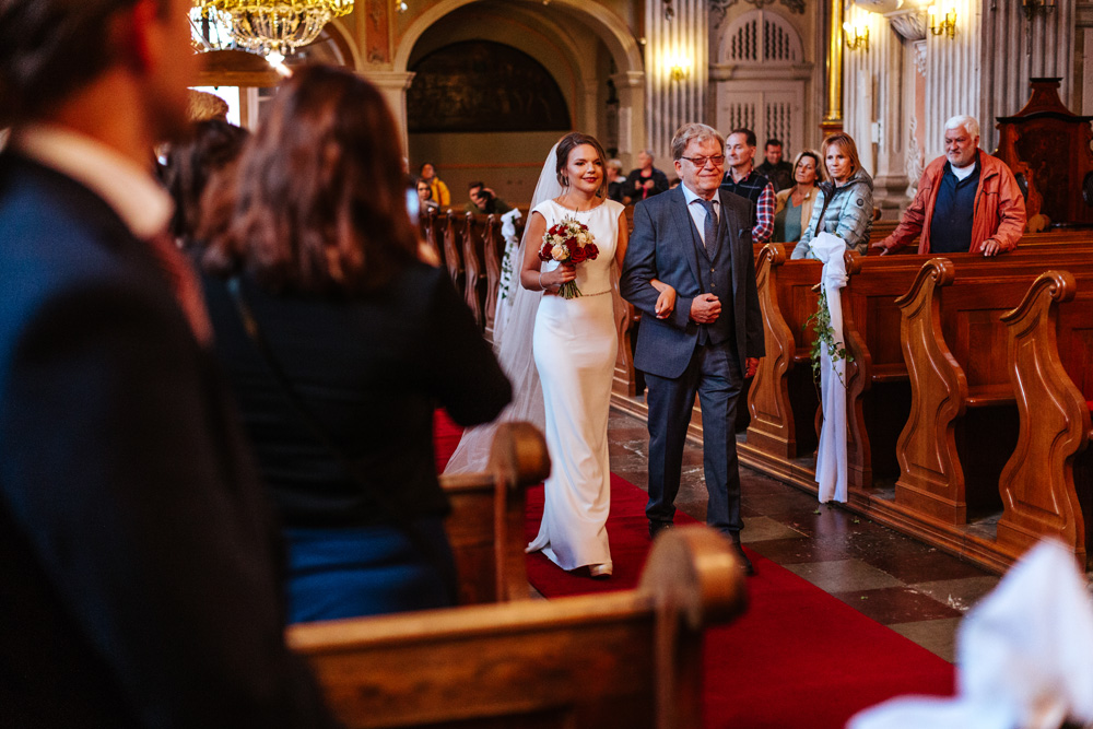 panna młoda z tatą w drodze do ołtarza slubnaglowie.pl