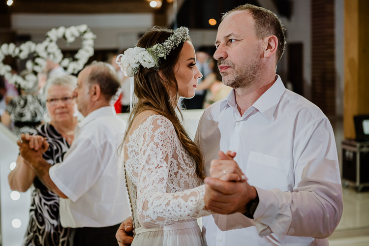 panna młoda tańczy z tatą slubnaglowie.pl