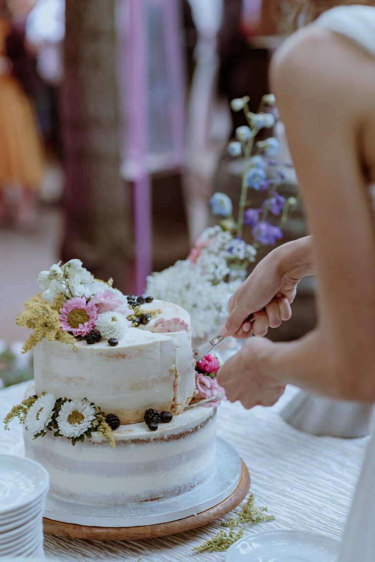 небольшой голый торт, свадебная церемония