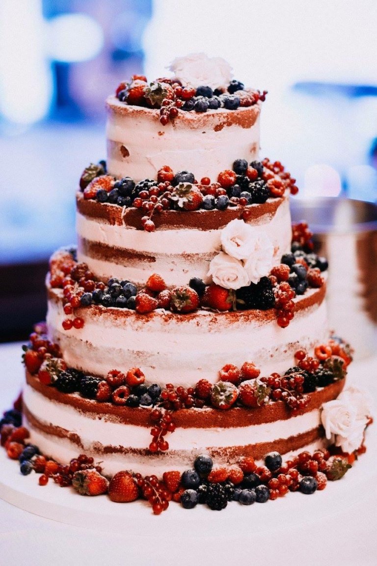 голый торт с малиной, черникой, мелками и клубникой, свадебная церемония