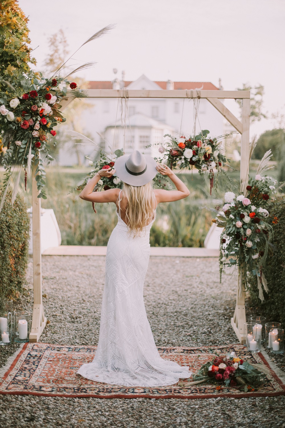 panna młoda w sukience  boho od Cymballa Atelier, slubnaglowie.pl