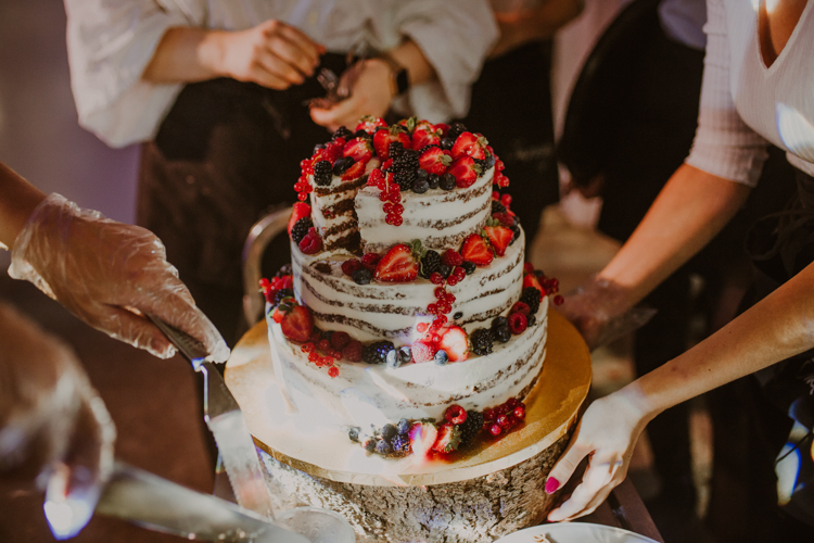 naked cake z owocami wesele rustykalne slubnaglowie.pl