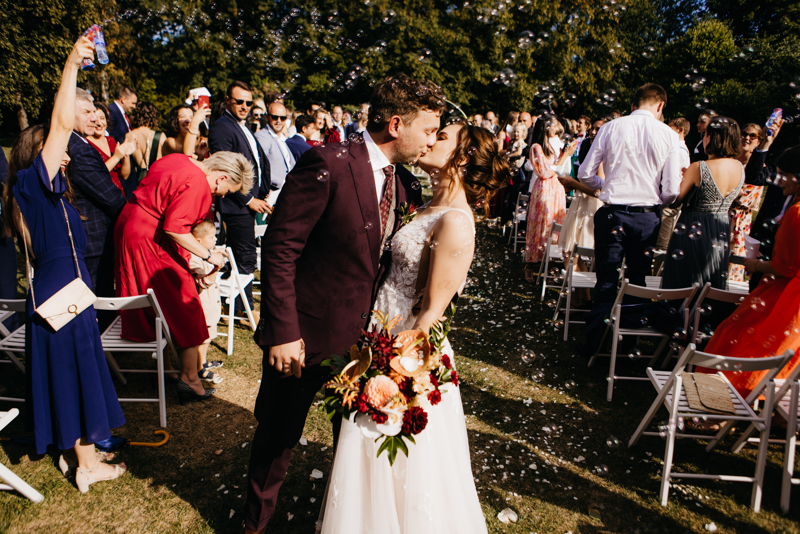 wedding kiss bride and groom slubnaglowie.pl