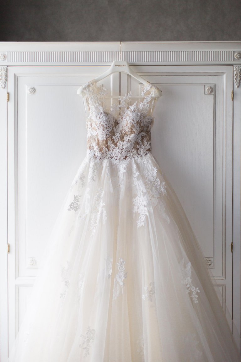 Ena wybrała suknię ślubną Pronovias, wyrafinowanie elegancji.