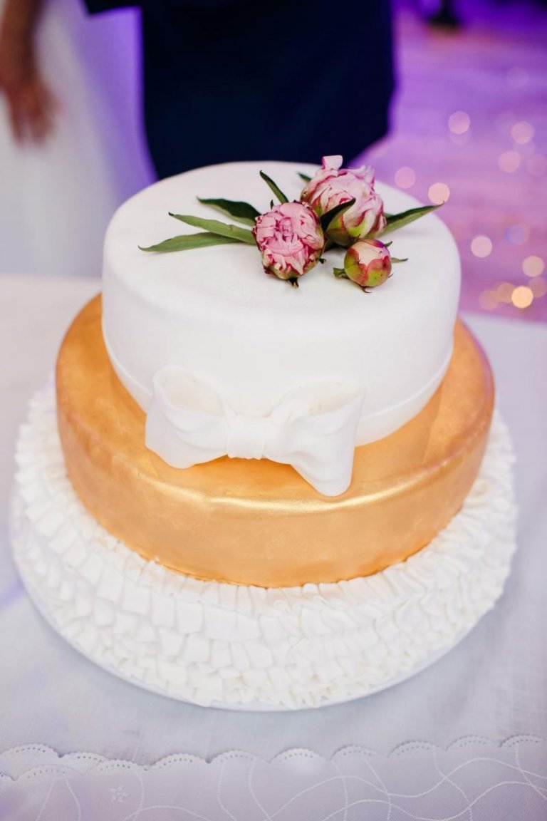 Złoto - biały tort ślubny z dodatkiem kwiatów piwonii