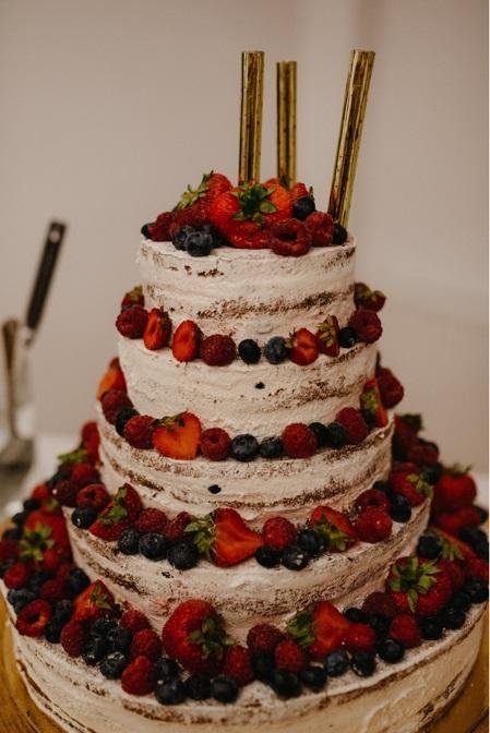 Pyszny naked cake z owocami